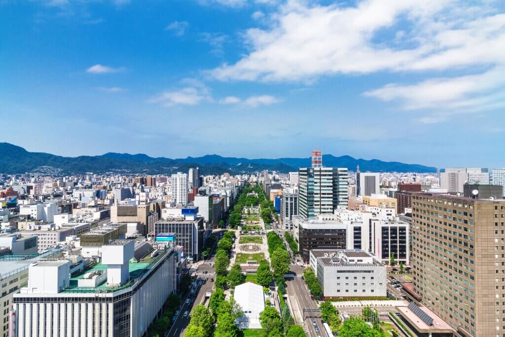市街地と山並み
