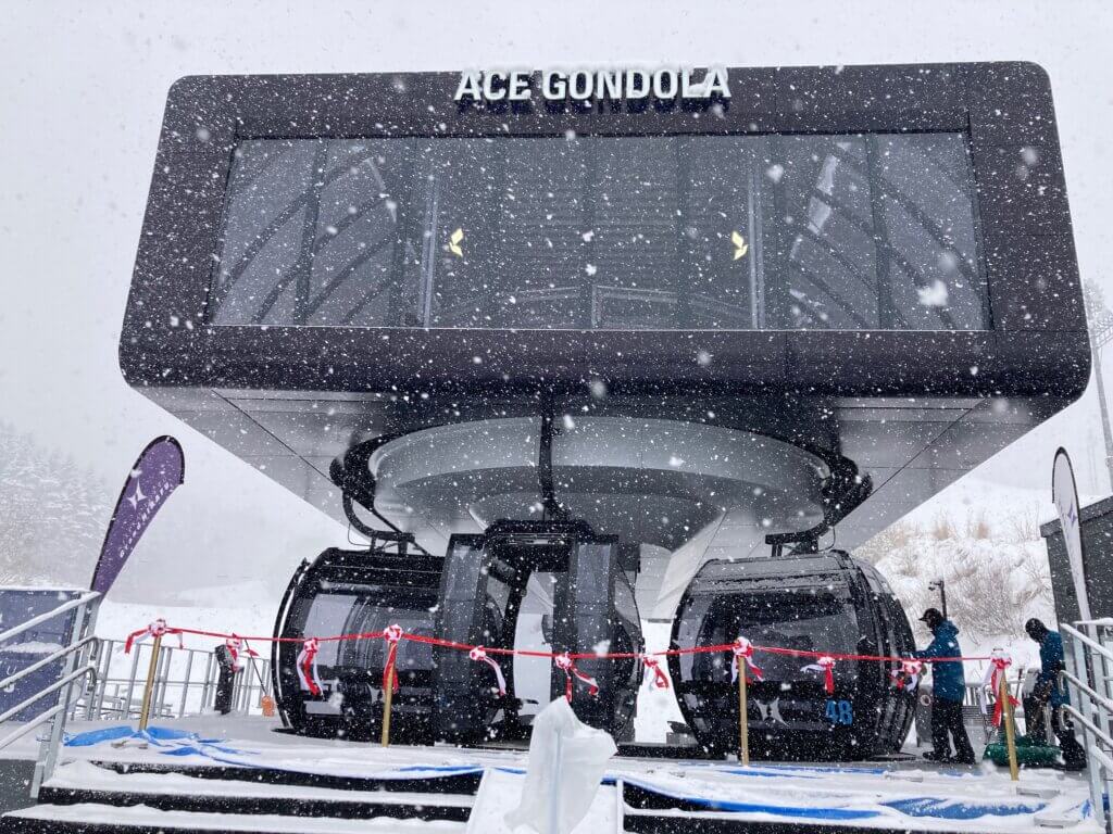雪山のゴンドラ乗り場