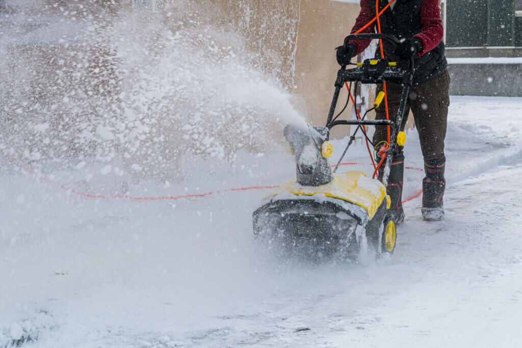 除雪機を使った除雪作業